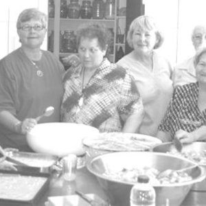 Vroue aan die werk vir fondsinsameling